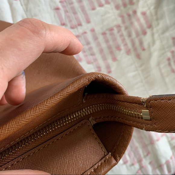 Jet Set Medium Saffiano Leather Top-Zip Tote Bag - Picture 8 of 16